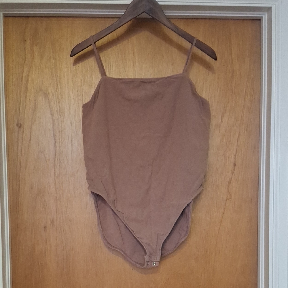🤑 FREE* Old Navy Tan Ribbed Bodysuit